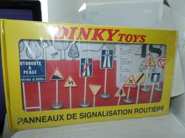 Atlas French Dinky 593 Set of 12 French Road Signs