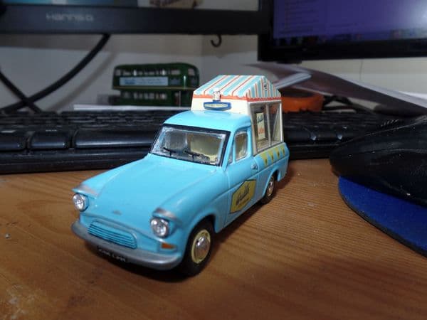 Oxford ANG018 1/43 O Scale Ford Anglia Walls Ice Cream Van Funny Face Canopy UB